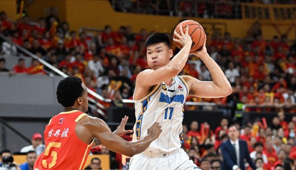 线上开户的证券公司 场均6.9分4篮板！争议中锋再拿600万顶薪，幸好没去广东